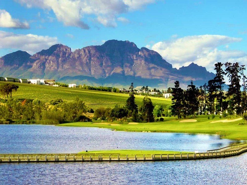Course and mountain landscape at De Zalze